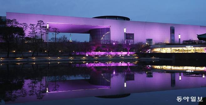 26일 오후 서울 용산구 국립중앙박물관 외벽이 분홍색으로 물들어 있다. K팝 걸그룹 ‘블랙핑크’는 27일 발매되는 새 미니앨범 ‘데드라인(DEADLINE)’을 기념해 이날부터 3월 8일까지 국립중앙박물관과 함께 ‘국중박 X 블랙핑크’ 협업 프로젝트를 진행한다. 이번 협업은 박물관 외벽을 블랙핑크를 상징하는 핑크색으로 물들이는 ‘핑크라이팅’, 블랙핑크 멤버들이 참여한 유물 도슨트 제공, 블랙핑크 신곡을 들어볼 수 있는 리스닝 존 설치 등으로 구성됐다. 신원건 기자 laputa@donga.com