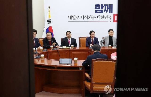 국민의힘 장동혁 대표가 26일 국회에서 중진 의원들과 면담하고 있다. 연합뉴스