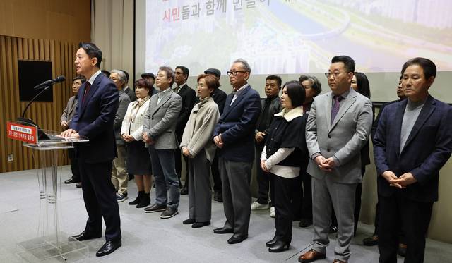 오세훈 서울시장이 26일 서울시청에서 열린 ‘8만5000호 신속착공’ 주택사업 핵심공급 전략사업 발표회에서 세부 내용을 설명하고 있다. [연합뉴스 제공]