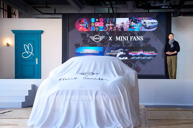 정수원 MINI코리아 본부장이 디 올-일렉트릭 MINI 쿠퍼 SE 폴 스미스 에디션을 소개하고 있다
