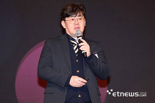 전자신문 '주최 CIO 서밋 2026'이 '인간과 AI의 조화, 멀티 에이전트 성공의 열쇠'를 주제로 26일 서울 강남구 그랜드 인터컨티넨탈 서울 파르나스 호텔에서 열렸다. 전충재 더존비즈온 전무가 'AI 중심 시대, 비즈니스 플랫폼의 진화'를 주제로 발표하고 있다. 김민수기자 mskim@etnews.com