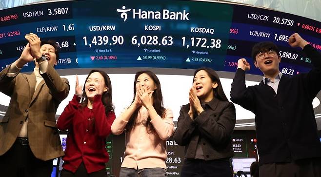 코스피 지수가 장 시작과 함께 6000포인트를 돌파한 25일 오전 서울 중구 하나은행 본점 딜링룸 전광판에 증시 시황이 표시되어 있다. 2026.2.25. /사진=뉴스1