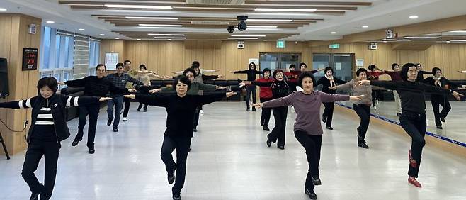 전남도는 문화체육관광부 주관 '2026 어르신 스포츠강좌 프로그램 지원 사업' 공모에 광양시, 영암군, 강진군, 보성군, 진도군 등 5개 시·군이 선정돼 총 4억3000만원(국민체육진흥기금)의 국비를 확보했다고 26일 밝혔다. 전남도 제공