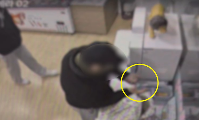 무인점포 단말기를 파손하는 피의자. /사진=대전경찰청 제공, 뉴스1