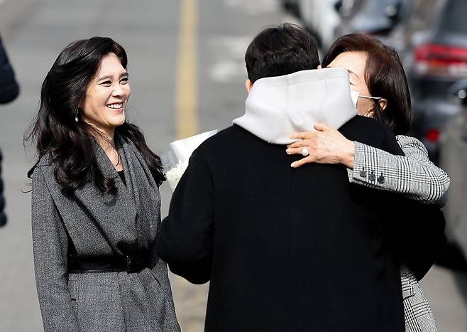 이부진 호텔신라 사장(왼쪽)이 26일 서울 관악구 서울대학교에서 열린 입학식이 끝난 뒤 홍라희 리움미술관 명예관장(오른쪽)이 이 사장의 아들 임모 군을 안아주는 모습을 바라보고 있다. /사진=연합뉴스