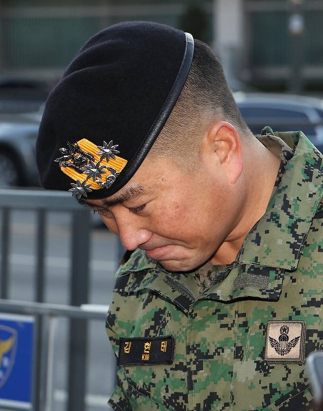김현태 전 육군 특수전사령부 707특수임무단장(대령)이 2024년 12월9일 오전 서울 용산구 국방부 전쟁기념관 앞에서 기자회견도중 잠시 얼굴을 떨구고 있다. 김봉규 선임기자 bong9@hani.co.kr