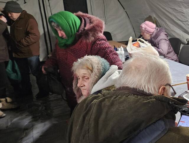 7일 우크라이나 키이우 시청이 한 아파트단지에 설치한 구호 텐트에서 노인들이 쉬고 있다. 이날 새벽 러시아군의 공습으로 주변 아파트엔 하루 3시간만 전기와 난방이 들어왔다. 시민들은 발전기가 설치된 구호 텐트에서 몸을 녹이고 휴대전화 등을 충전한다. 천호성 기자