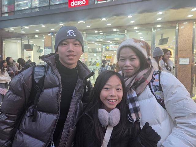 9일 서울 중구 명동을 찾은 대만 관광객 티위(오른쪽)가 아들 케네스(16), 딸 셀린(11)과 웃고 있다. 나민서 기자