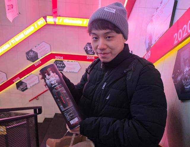 10일 대만에서 온 창요유(25)가 서울 마포구 홍대의 티원 베이스원캠프에서 굿즈를 들고 있다. 김준형 기자