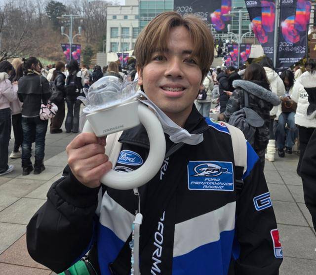 11일 필리핀에서 온 조셉(34)이 서울 성북구 고려대 화정체육관 앞에서 제로베이스원 응원봉을 들고 있다. 김준형 기자