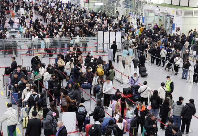 설 연휴를 하루 앞둔 13일 해외로 떠나는 여행객으로 붐비는 부산 김해국제공항 국제선 청사. 정부는 지방공항을 아웃바운드 중심에서 인바운드 거점 공항으로 전환한다. 부산=뉴시스