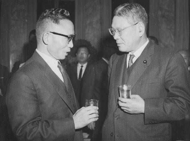 1961년 11월 일본을 방문한 박정희 국가재건최고회의 의장이 만찬장에서 이케다 일본 총리와 대화를 나누고 있다. 이 만남으로 한일국교정상화의 물꼬가 텄다. 한국일보 자료사진