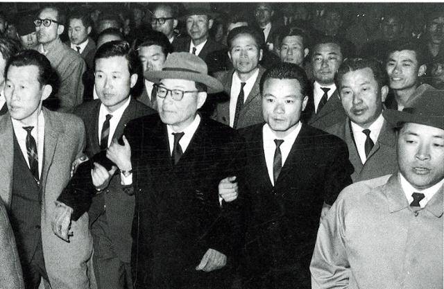 1964년 3월 야당인 민정당 총재였던 윤보선(앞줄 가운데) 전 대통령이 한일 굴욕외교반대 시위를 이끌며 국회의사당으로 행진하고 있다. 한국일보 자료사진