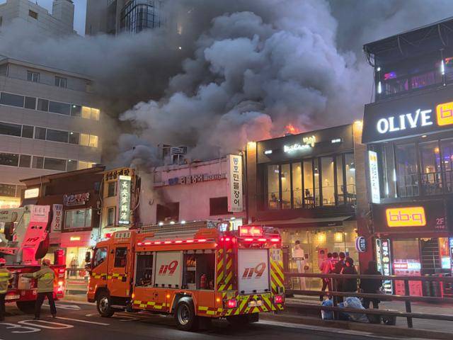 26일 오후 6시 22분쯤 서울 중구 북창동 상가 건물에서 불이 나 출동한 소방 대원들이 화재를 진압하고 있다. 나민서 기자