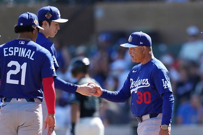 <yonhap photo-2215="">26일(한국시간) 애리조나와의 시범경기에서 강판당하는 사사키 로키. [AP=연합뉴스]</yonhap>