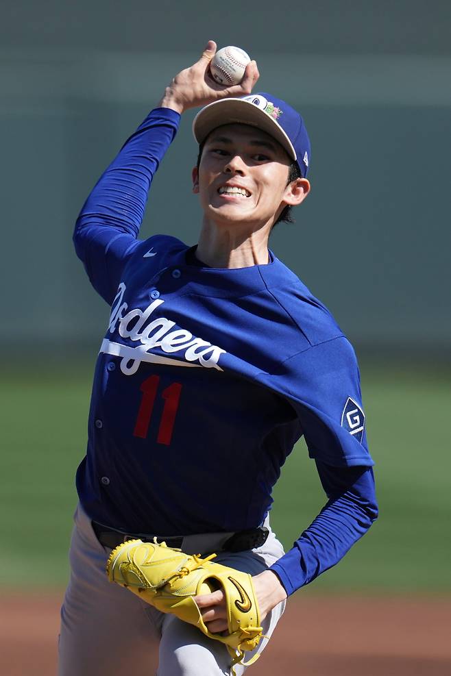 <yonhap photo-2209=""> Los Angeles Dodgers starting pitcher Roki Sasaki, of Japan, warms up during the first inning of a spring training baseball game against the Arizona Diamondbacks Wednesday, Feb. 25, 2026, in Scottsdale, Ariz. (AP Photo/Ross D. Franklin)/2026-02-26 08:38:34/ <저작권자 ⓒ 1980~2026 ㈜연합뉴스. 무단 전재 재배포 금지, AI 학습 및 활용 금지></yonhap>