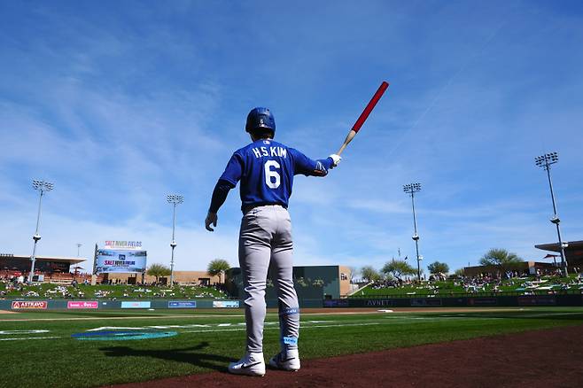 <yonhap photo-2128=""> Los Angeles Dodgers' Hyeseong Kim, of South Korea, warms up prior to a spring training baseball game against the Arizona Diamondbacks Wednesday, Feb. 25, 2026, in Scottsdale, Ariz. (AP Photo/Ross D. Franklin)/2026-02-26 08:20:15/ <저작권자 ⓒ 1980~2026 ㈜연합뉴스. 무단 전재 재배포 금지, AI 학습 및 활용 금지></yonhap>
