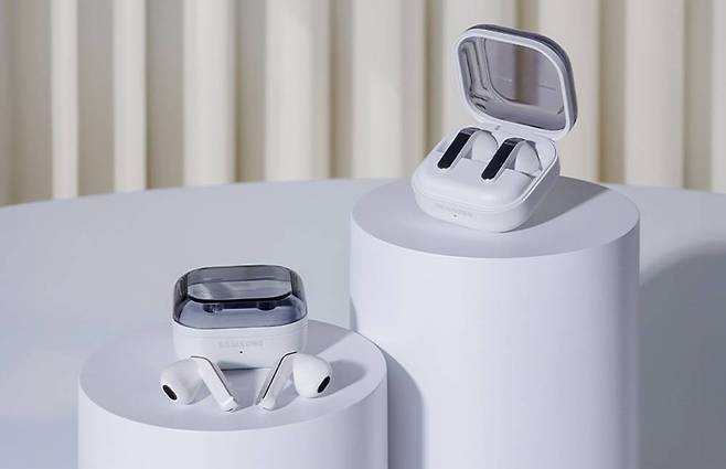 갤럭시 버즈4 프로(우)와 갤럭시 버즈4 / 출처=삼성전자