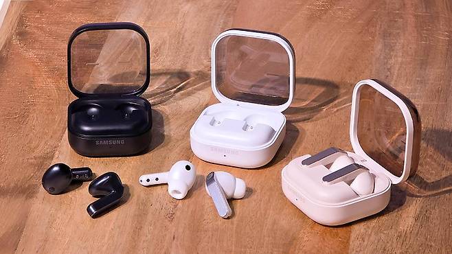 왼쪽부터 갤럭시 버즈4 블랙, 갤럭시 버즈4 프로 화이트, 갤럭시 버즈4 프로 핑크 골드 / 출처=삼성전자