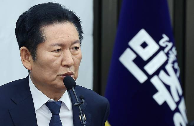 정청래 더불어민주당 대표가 24일 국회에서 열린 의원총회에서 발언하고 있다. 임현동 기자.