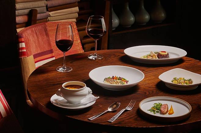 파크 하얏트 부산이 3월 9일부터 봄 제철 식재료를 활용한 시즌 레스토랑 신메뉴를 선보인다. 사진 파크 하얏트 부산