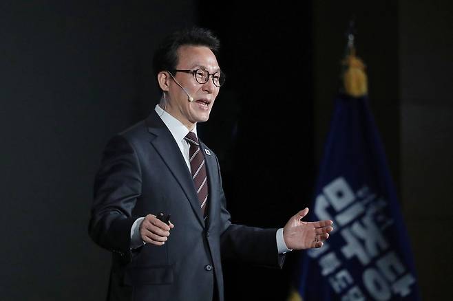 김민석 국무총리가 24일 오후 충북 청주시 엔포드호텔에서 열린 더불어민주당 충북도당 초청 K-국정설명회에서 이재명 정부의 국정성과 등 특별강연을 하고 있다. 뉴스1