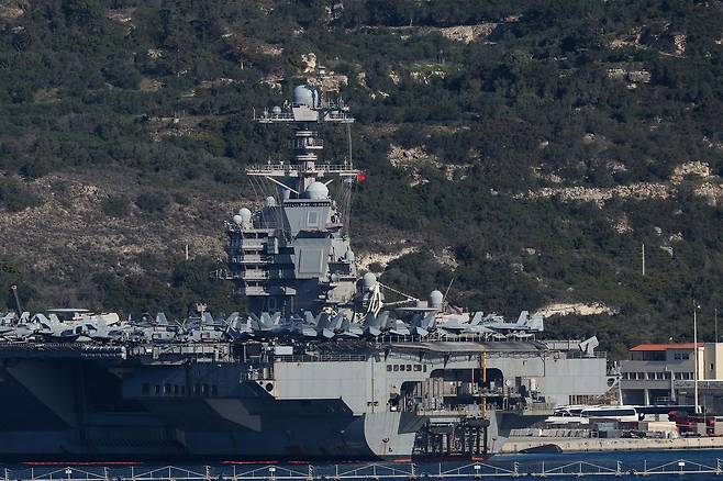 24일(현지시간) 그리스 크레타섬에서 포착된 미 항모 포드함. 로이터=연합뉴스