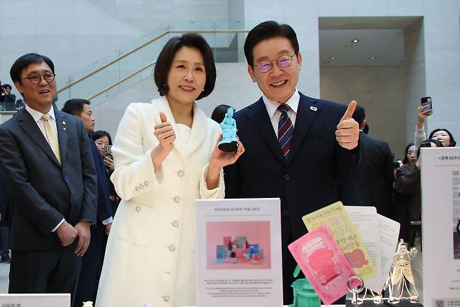 이재명 대통령과 김혜경 여사가 26일 서울 용산구 국립중앙박물관에서 '우리들의 이순신' 특별전 관람을 마친 뒤 박물관상품관에서 기념품을 들고 엄지를 치켜세우고 있다. 청와대사진기자단