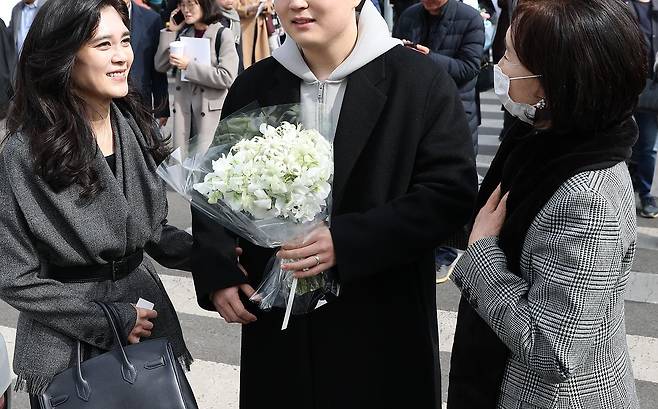 이부진 호텔신라 사장(왼쪽)과 홍라희 리움미술관 명예관장이 26일 서울 관악구 서울대학교에서 열린 입학식을 마치고 이 사장의 아들 임모 군과 함께 나서고 있다. 연합뉴스