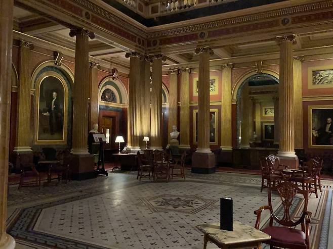 런던의 소설클럽 ‘Reform Club’의 로비 전경.
