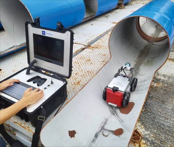 관 내부를 자율 주행하며 누수와 결함을 탐지하는 장거리 배관 검사 로봇. /수자원기술 제공