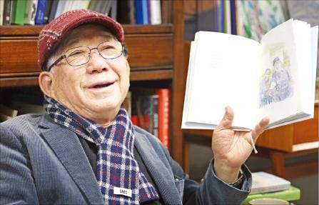 나태주 시인이 자신의 여행 시집 <돌아보니 그곳이 천국이었네>에 실린 그림에 대해 설명하고 있다. /이솔 기자