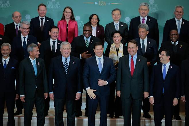 마코 루비오 미 국무장관(앞줄 가운데), 조현 외교부 장관(뒷줄 오른쪽에서 세 번째) 등 55개국 장관급 관계자들은 지난 4일 워싱턴DC에 모여 핵심광물 관련 협의를 진행했다. / 사진=게티이미지