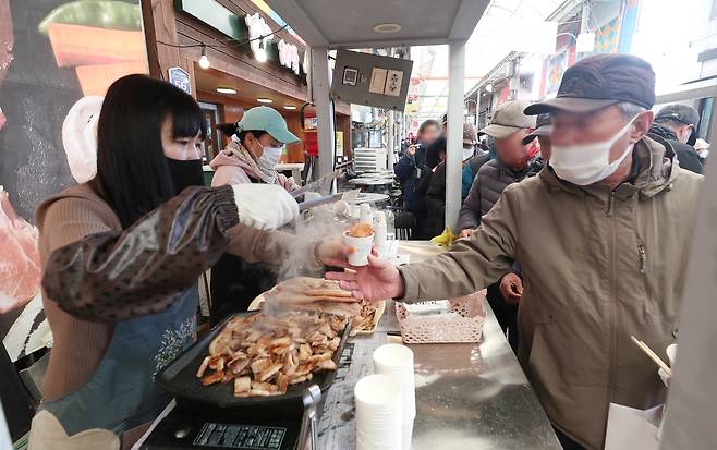 충북 청주시 상당구 서문동 서문시장 삼겹살거리에서 열린 삼겹살축제에서 시장 상인들이 방문객들에게 시식용 삼겹살을 제공하고 있다. 청주시 제공.