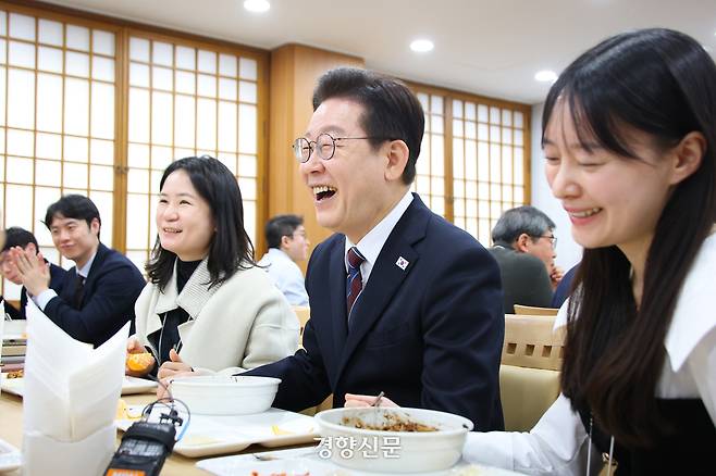 이재명 대통령이 26일 청와대 춘추관 구내식당에서 기자들과 식사하며 대화를 나누고 있다. 청와대사진기자단