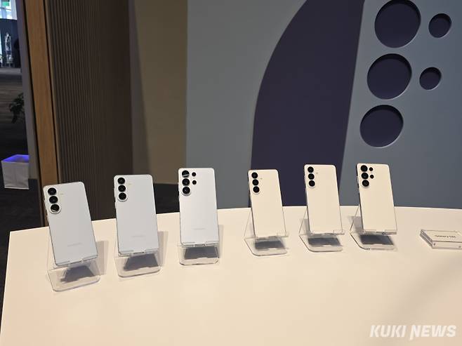 삼성전자는 25일(현지시간) 미국 샌프란시스코에 위치한 팰리스 오브 파인 아트에서 ‘갤럭시 언팩 2026’ 행사를 개최하고 3세대 AI 폰 갤럭시 S26 시리즈를 공개했다. 정우진 기자