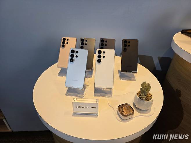 삼성전자는 25일(현지시간) 미국 샌프란시스코에 위치한 팰리스 오브 파인 아트에서 ‘갤럭시 언팩 2026’ 행사를 개최하고 3세대 AI 폰 갤럭시 S26 시리즈를 공개했다. 정우진 기자