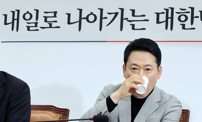 &nbsp;국민의힘 장동혁 대표가 26일 국회에서 열린 최고위원회의에서 모두발언을 마친 뒤 물을 마시고 있다. 연합뉴스