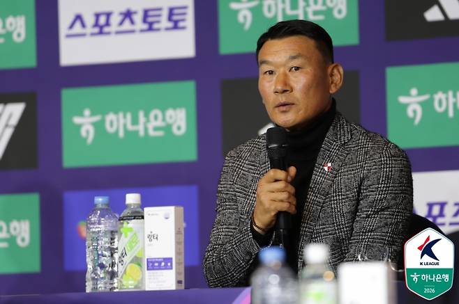 조성환 부산아이파크 감독이 25일 2026시즌 K리그2 개막 미디어데이에서 발언하고 있다. 한국프로축구연맹 제공