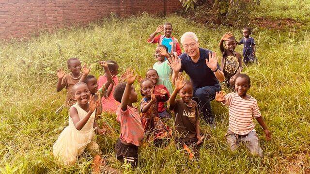 황성주 글로벌문화재단 이사장이 지난 20일(현지시간) 말라위 릴롱궤 근교의 교회 없는 마을에서 가난한 아이들을 만나고 있다. 아래 사진은 이들을 초청해 예배를 드리는 모습으로 어른과 아이들 50여명이 모였다. 황 이사장 제공