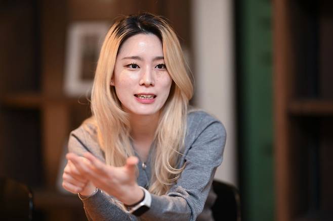 퍼커셔니스트 공성연이 최근 서울 마포구의 한 카페에서 국민일보와 인터뷰하고 있다. 공성연은  3월 12일 예술의전당에서 최근 활동을 압축적으로 보여주는 리사이틀을 연다.    윤웅 기자