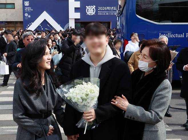 이부진(왼쪽) 호텔신라 사장과 홍라희 라움미술관 명예관장이 26일 서울 관악구 서울대학교에서 열린 2026학년도 입학식에서 이 사장의 장남 임동현 군의 입학을 축하하고 있다. 뉴시스