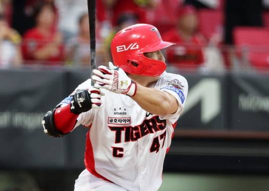 적시타 치는 나성범. 사진[연합뉴스]