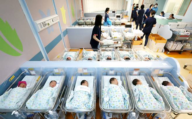 지난해 1월부터 11월까지 태어난 신생아 수가 23만명을 웃돌아 18년 만에 가장 높은 증가율을 기록한 가운데 25일 경기 고양시 CHA의과학대학교 일산차병원 신생아실에서 간호사가 신생아들을 돌보고 있다. 2026.02.25, [이승환 기자]