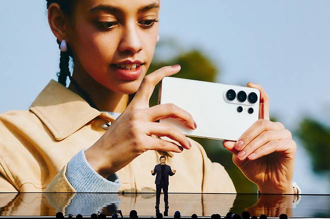 삼성전자 노태문 CEO가 2026년 2월 25일 미국 캘리포니아주 샌프란시스코에서 갤럭시 S26 스마트폰을 공개하고 있다. 로이터연합뉴스