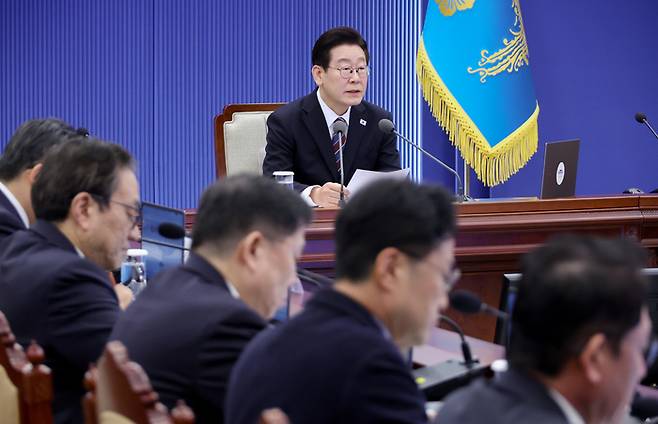 이재명 대통령이 26일 청와대에서 열린 수석보좌관회의에서 발언하고 있다. [연합뉴스]