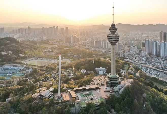 대구시가 로봇과 AI(인공지능) 산업 인프라스트럭처를 기반으로 '글로벌 AX(인공지능 전환) 선도 도시'로 힘찬 비상을 준비 중이다. 사진은 대구시 전경.  대구시