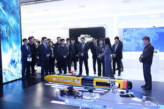 26일 구미코에서 열린 국민성장펀드 및 지방우대 정책금융 간담회에서 참석자들이 한화시스템이 개발한 방산 제품을 살펴보고 있다. [경북도]