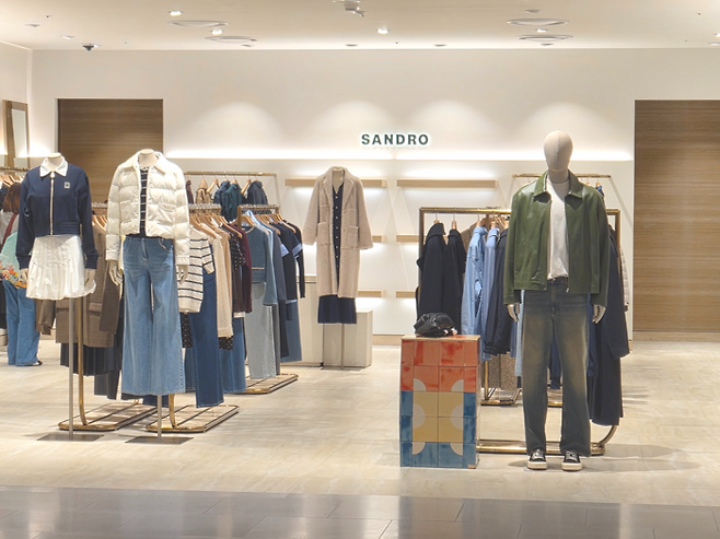 서울 여의도에 위치한 더현대 백화점 내 산드로 매장 전경. [방영덕 기자]