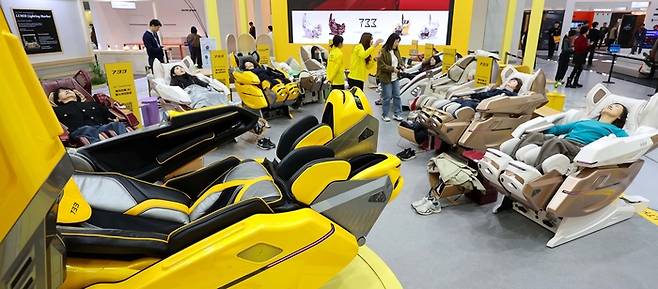 25일 서울 강남구 코엑스에서 열린 ‘서울리빙디자인페어’에서 관람객들이 바디프랜드 부스에서 체험하고 있다. /한주형 기자